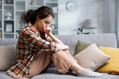 Genç kız derin üzüntüler içinde, düşünüyor, başka tarafa bakıyor, gergin ve mutsuz hissediyor. Kanepede oturan Brunnete 'li kadın özel hayatına burnunu sokmuş, bunalıma girmiş ve kırılmış.