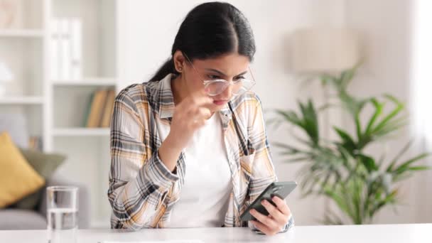 Endişeli Genç Hintli Kız Masada Oturmuş Telefonuna Bakıyor Neden Çalışmadığını — Stok video