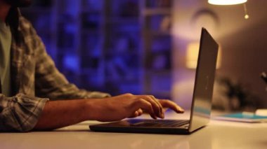 Genç bir Arap öğrenci akşam saatlerinde oturma odasında dizüstü bilgisayarıyla çalışır. Evde çalışan sakallı bir adam, klavyeye tıklıyor, deftere yazıyor. Görüntüyü kapat