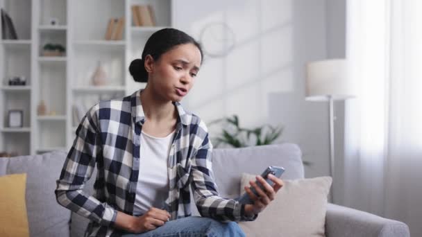 Jovem Afro Americana Preocupada Sentada Sofá Olhando Para Telefone Não — Vídeo de Stock