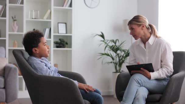 Kinderpsychologie Konzept Professionelle Blonde Therapeutin Kommuniziert Mit Glücklichen Kleinen Jungen — Stockvideo