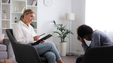 Bayan psikolog okulda zorbalığa uğrayan ve depresyonda olan ortaokul öğrencisiyle konuşuyor. İlgili bir kadın sosyal hizmet görevlisi depresyondan muzdarip çok ırklı bir çocukla tanışır.