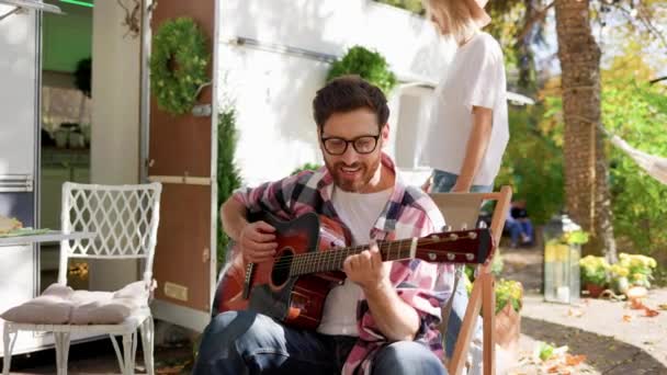 Drôle Joyeux Jeune Couple Gars Joue Guitare Chante Danse Ensemble — Video