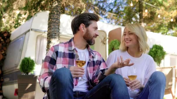 Romantisches Junges Paar Reiseanhänger Wein Trinken Der Natur Plaudern Spaß — Stockvideo