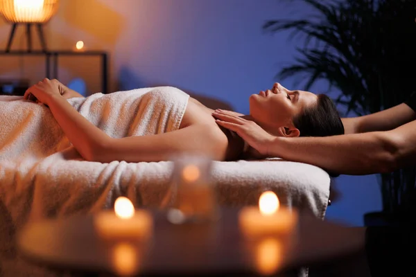 Massös Händer Gör Manuell Massage Huvudet Vacker Kvinnlig Klient Begreppet — Stockfoto