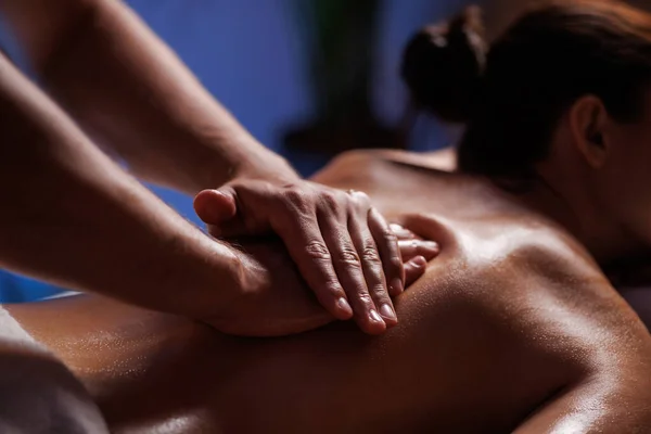 Primo Piano Mani Massaggiatrice Professionista Lavoro Massaggiare Donne Nuovo Nel — Foto Stock