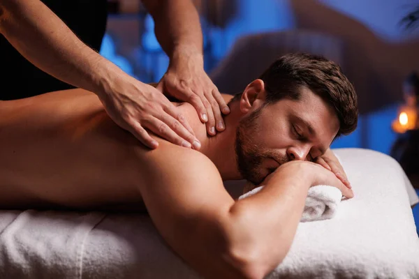 Bell Uomo Che Massaggio Alla Schiena Ristoratore Nel Salone Spa — Foto Stock