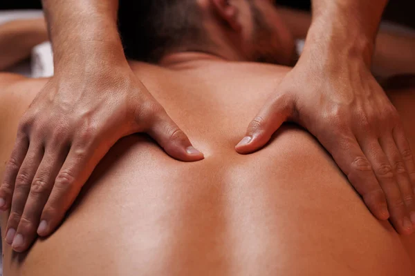 Extremo Close Massagistas Mãos Masculinas Pressionando Suavemente Mãos Longo Dos — Fotografia de Stock