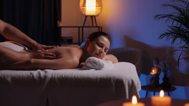 Vista Laterale Rilassato Bella Donna Ottenere Massaggio Corpo Nel Salone — Video Stock