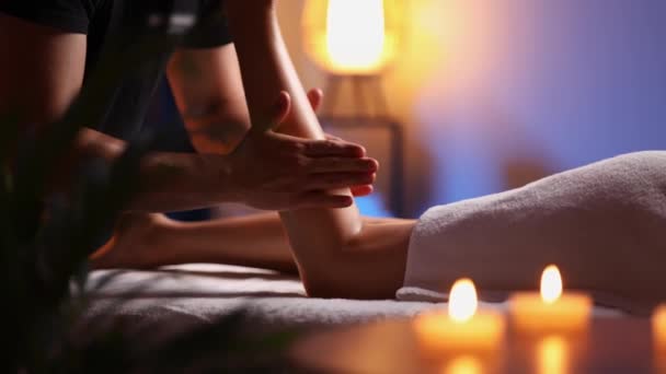 Massaggiatori Maschili Mani Premere Visitatori Femminili Gamba Massaggio Rilassante Nel — Video Stock