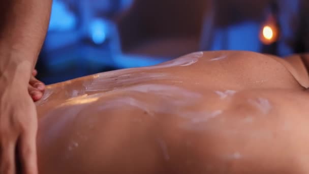 Młody Mężczyzna Opaloną Skórą Otrzymuje Relaksujący Masaż Pleców Ramion Spa — Wideo stockowe