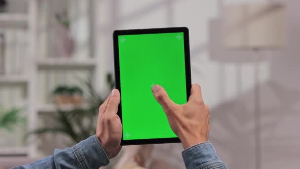 Gambar Close Dari Seorang Pria Tergeletak Sofa Menggunakan Tablet Dalam — Stok Video