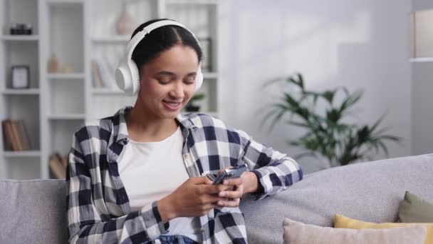 Szczęśliwa Młoda Dziewczyna Białymi Słuchawkami Chłodząca Słuchająca Swojej Ulubionej Piosenki — Wideo stockowe