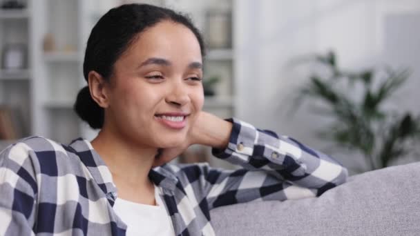Unbeschwerte Attraktive Junge Afroamerikanerin Entspannt Sich Auf Dem Sofa Denkt — Stockvideo