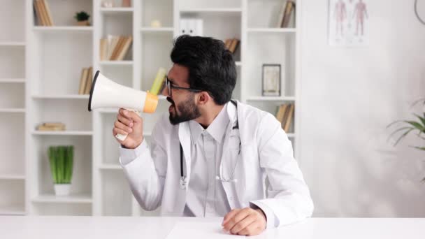 Médico Indiano Casaco Branco Segura Alto Falante Grita Sua Mesa — Vídeo de Stock