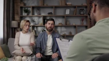 Evli bir çift için aile psikoloğu ziyareti. Afro-Amerikalı bir psikolog mutsuz evli bir çifte danışıyor. Aile hayatındaki ilişki sorunları. Karı koca kavga ediyor.