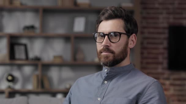 Ein Erwachsener Gutaussehender Mann Sitzt Hause Einem Stilvollen Büro Psychologe — Stockvideo