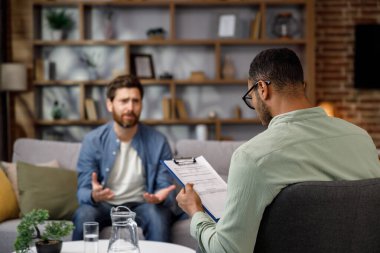Bir psikoloğa git. Bir adam kanepeye oturur ve psikoterapistle konuşur. Hasta depresyonda, ilgisiz ve özel hayatındaki sorunlardan dolayı stresli. Bir psikoloğun yardımı