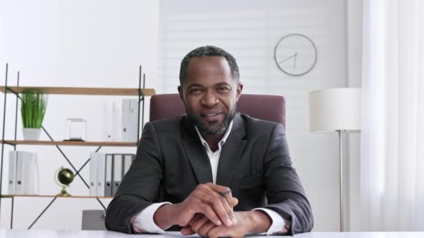 Afroamerikansk Affärsman Som Håller Online Konsultation Webbkamera Headshot Porträtt Online — Stockvideo