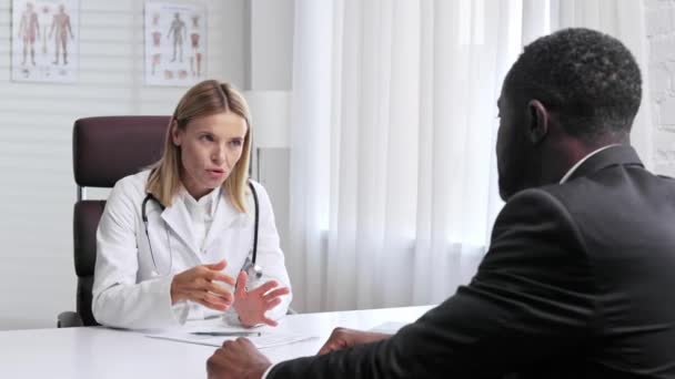 Woman Doctor Receives African American Male Patient Her Office Doctors — Stok video