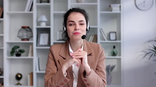 Jonge Gekrulde Brunette Vrouw Draagt Video Call Headset View Van — Stockvideo