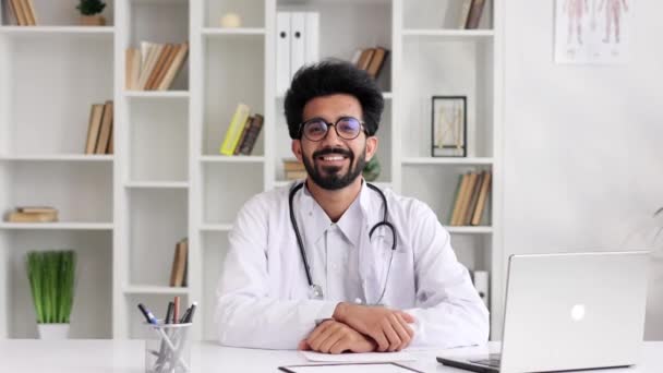 Retrato Joven Médico Indio Con Gafas Sonriendo Mirando Cámara Abrigo — Vídeos de Stock