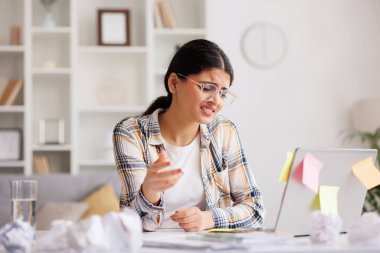 Yorgun genç bir Hintli kız görev sayısından öfkelenir, kağıdı buruşturur ve çöpe atar, meditasyon yaparak sakinleşmeye çalışır. Stresli çalışma ve çalışma, aşırı çalışma