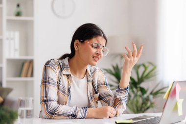 Yorgun genç bir Hintli kız görev sayısından öfkelenir, kağıdı buruşturur ve çöpe atar, meditasyon yaparak sakinleşmeye çalışır. Stresli çalışma ve çalışma, aşırı çalışma
