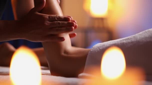 Massaggiatori Maschili Mani Premere Visitatori Femminili Gamba Massaggio Rilassante Nel — Video Stock