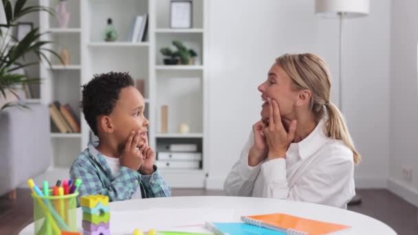 Netter Kleiner Multiethnischer Junge Mit Sprachproblemen Der Mit Ergotherapeutin Übt — Stockvideo