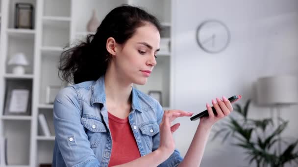 Jonge Krullende Brunette Aan Tafel Gebruikt Een Mobiele Telefoon Een — Stockvideo