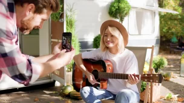 Drôle Joyeux Jeune Couple Fille Joue Guitare Gars Photographie Pour — Video