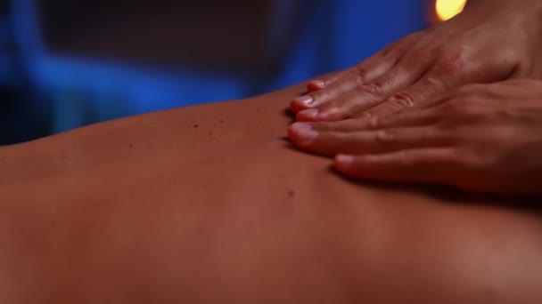 Extremo Close Massagistas Mãos Masculinas Pressionando Suavemente Mãos Longo Dos — Vídeo de Stock