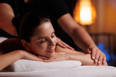 Profesyonel masözlerin yakın çekim elleri, masaj yapan kadınlar, spa salonunda el ele, rahatlamak için terapi masajı. İyileştirme, güzellik, sağlık, yaşam tarzı, barış, rahatlama, mesleki beceriler