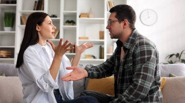 Genç bir çift oturma odasındaki koltukta oturuyor, duygusal olarak önemli şeyler hakkında tartışıyor, ilişkideki sorunları tartışıyor, bir anlaşmaya varamıyorlar.