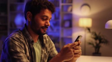 Tatmin olmuş gülümseyen bir Arap akşamları oturma odasında oturmuş arkadaşlarıyla sohbet ediyor, internette geziniyor, fotoğraflara bakıyor, bloguna bir şeyler yazıyor.