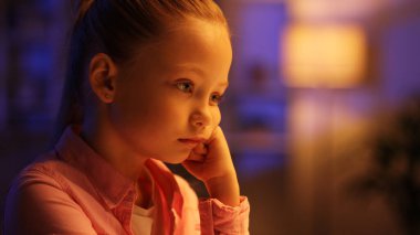 Küçük bir kız akşam saatlerinde oturma odasındaki masada üzgün bir şekilde oturur. Çalışmaktan yoruldum, negatif duygular, ebeveynlerle kavga, okulda kötü notlar.