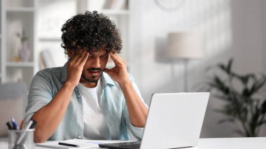 Genç bir Hintli erkek işadamı masa başında oturmuş, çalışma saatlerini kontrol ediyor ve bir şeylerin yolunda gitmediği konusunda hayal kırıklığına uğruyor. Baş ağrısı, yorgunluk, tükenmişlik