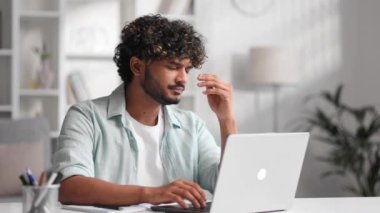 Genç bir Hintli erkek işadamı masa başında oturmuş, çalışma saatlerini kontrol ediyor ve bir şeylerin yolunda gitmediği konusunda hayal kırıklığına uğruyor. Baş ağrısı, yorgunluk, tükenmişlik