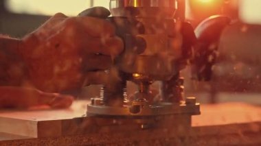 Marangozların elini kapat, atölyede çalışan katılımcı. Ahşap mobilya yapıyor. El işi. Marangozluk, el işi. CNC makinesi kullanmak, doğrama atölyesindeki tahta tahtalardan şekil kesmek.