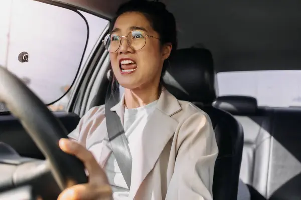 Asiatisk Thailändsk Kvinna Bär Glasögon Hög Temperatur När Kör Bil — Stockfoto