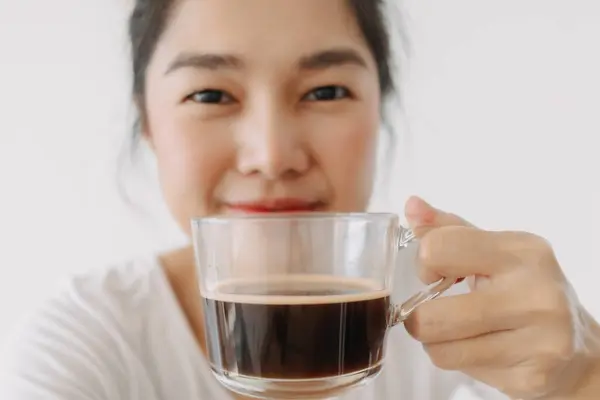 Detailní Záběr Ženy Drží Ukazuje Horký Hrnek Kávu Kamery Šťastný — Stock fotografie