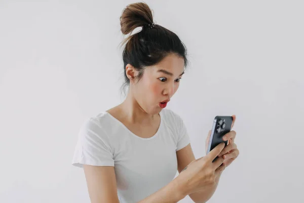 Asijské Thajská Žena Drží Mobilní Telefon Legrační Překvapený Šokovaný Obličej — Stock fotografie