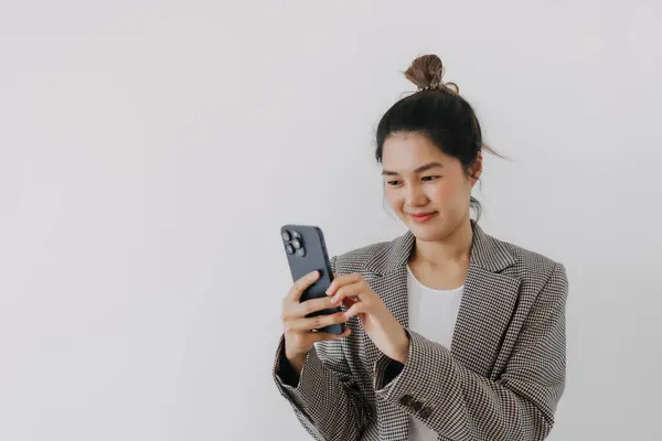 Asijské Thajská Žena Šťastná Pomocí Mobilního Telefonu Hledá Drží Smartphone — Stock fotografie