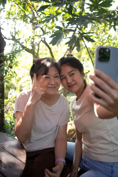 Asiática Tailandesa Hija Anciana Madre Usando Teléfono Móvil Para Tomar —  Fotos de Stock