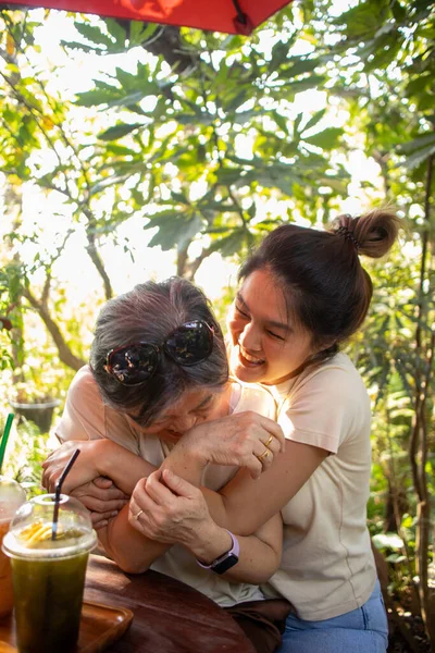 Asiática Tailandesa Mujer Hija Abrazando Mayor Madre Juguetón Riendo Juntos —  Fotos de Stock