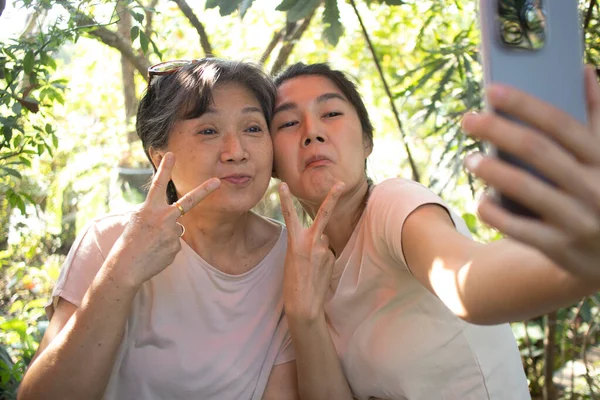 Asiática Tailandesa Hija Anciana Madre Tomando Selfie Junto Con Felicidad —  Fotos de Stock