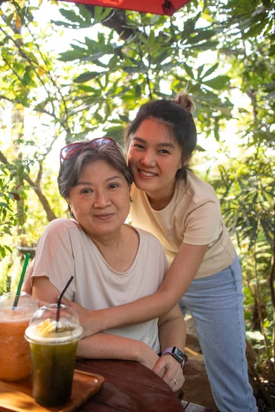 Asiático Tailandés Chino Anciano Madre Hija Abrazos Tomar Foto Mirar —  Fotos de Stock