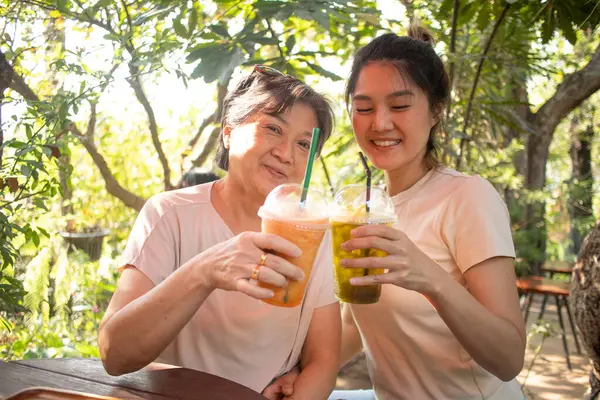Feliz Asiático Tailandés Chino Anciano Madre Hija Sentado Mientras Bebiendo —  Fotos de Stock
