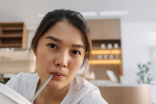 Gros Plan Femme Thaïlandaise Asiatique Heureuse Souriante Prenant Selfie Café Images De Stock Libres De Droits